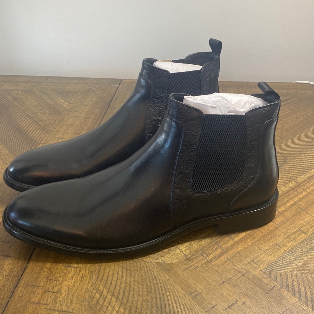 Robert Graham Breton Black 12 Chelsea boot with embossed skull and floral detail